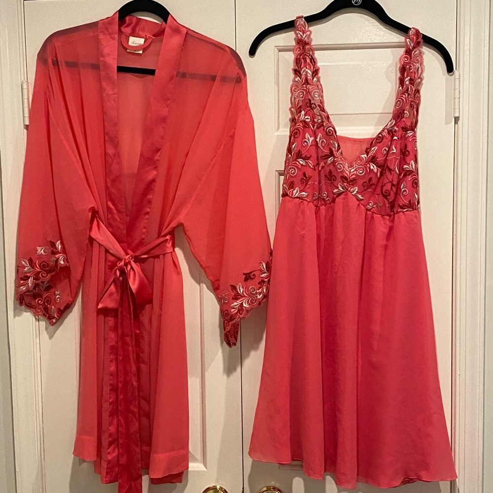 Robe and matching chemise gown